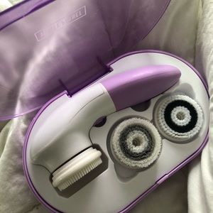 Vanity planet face brush